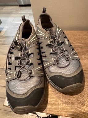 Women's Keen Water Shoes ( Size 10)